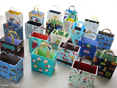 カルトナージュのバッグ型のケース 作品例 ブルー系の布 犬の柄 パンダ柄 電車の柄など 作り方ページの参考作品