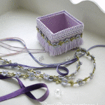 フリンジ付の小箱とリボン飾りのシルクフレーム（2007/2008年）